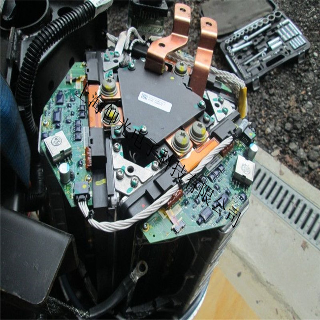 ��˹�� Tesla늄�(d��ng)��܇��������Ҋ���U(xi��n)�z���۔�Ĺ��ϙz��